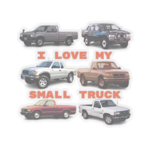 Op de afbeelding: Een sticker met zes verschillende kleine pick-up trucks in verschillende kleuren. De tekst "I LOVE MY SMALL TRUCK" is gedrukt in oranje blokletters. De trucks zijn in tinten grijs, wit, bruin en rood.