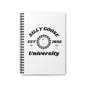Könnte beinhalten: Ein weißes Spiralnotizbuch mit einem schwarz-weißen Logo, auf dem "Silly Goose University" steht, sowie dem Text "EST 1892" und einer Cartoon-Gans mit Zylinder.
