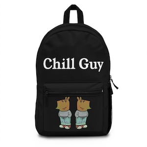 Könnte beinhalten: Schwarzer Rucksack mit dem weißen Text "Chill Guy". Die Vordertasche hat eine Cartoon-Illustration von zwei Figuren, die graue Pullover, blaue Jeans und rote Schuhe tragen. Der Rucksack hat einen oberen Griff und eine seitliche Netztasche.