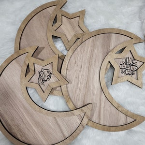Könnte beinhalten: Drei Wanddekorationen aus Holz in Form von Halbmond und Stern. Die Sterne haben arabische Kalligraphie.