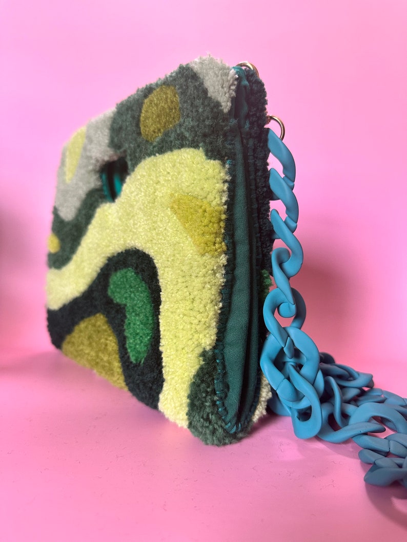 Getuftete Handtasche in Moss mit petrolfarbenem Kettenriemen aus Acryl grüne Wolltasche maximalistische Mode tragbare Kunst Bild 4