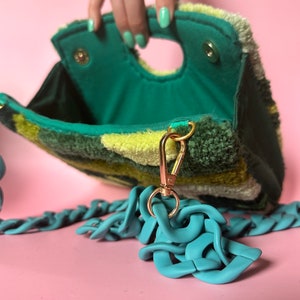 Getuftete Handtasche in Moss mit petrolfarbenem Kettenriemen aus Acryl grüne Wolltasche maximalistische Mode tragbare Kunst Bild 2