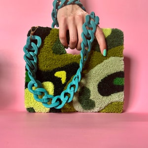 Getuftete Handtasche in Moosgrün mit blaugrünem Acryl-Kettenriemen - Maximalist fashion - wearable art