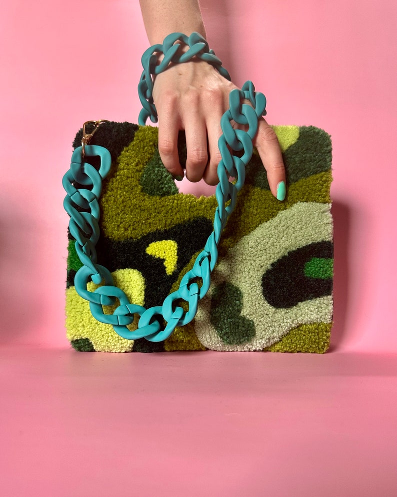 Getuftete Handtasche in Moss mit petrolfarbenem Kettenriemen aus Acryl grüne Wolltasche maximalistische Mode tragbare Kunst Bild 1
