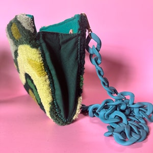 Getuftete Handtasche in Moss mit petrolfarbenem Kettenriemen aus Acryl grüne Wolltasche maximalistische Mode tragbare Kunst Bild 5
