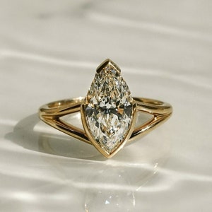 Solitaire verlovingsring halve bezel, 14 kt massief gouden trouwring met gespleten schacht, 1,5 kt marquise geslepen moissanite beloftering, jubileumcadeau
