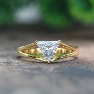 Split Shank Wedding Ring, 1.0 CT Triangle Cut Moissanite Engagement Ring, 18K Solid Gold Solitaire Promise Ring, Anniversary Gift for Women