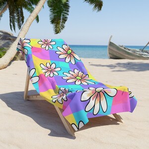 Summer Beach Towel Blanket Fun - Dad Kid Mom Vacation Gift - Bright Garden Daisy Floral Retro Unique Attention Grabbing Design