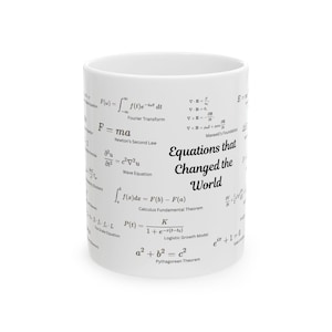 Może przedstawiać: Biały kubek ceramiczny z czarnym tekstem i równaniami, które zmieniły świat. Równania obejmują transformatę Fouriera, drugą zasadę dynamiki Newtona, równanie falowe, podstawowe twierdzenie rachunku różniczkowego i całkowego, logistyczny model wzrostu i twierdzenie Pitagorasa.