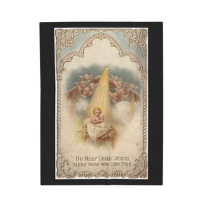 Könnte beinhalten: Ein rechteckiger religiöser Druck mit einer zentralen Darstellung des Jesuskindes in einer Krippe unter einem hellen Stern, umgeben von Cherubim am blauen Himmel. Das Bild ist von einem verzierten Rand umgeben und enthält den Text: OH HOLY CHILD JESUS, BLESS THOSE WHO LOVE THEE.