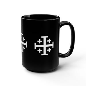 Pode incluir: Caneca de café de cerâmica preta com um design de cruz branca. A cruz tem quatro cruzes menores em cada canto.