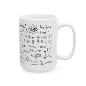 Puede incluir: Taza de cerámica blanca con fórmulas y ecuaciones científicas negras impresas en el frente. Las fórmulas incluyen E=mc², F=ma y ecuaciones químicas. La taza tiene un asa en el lado derecho.