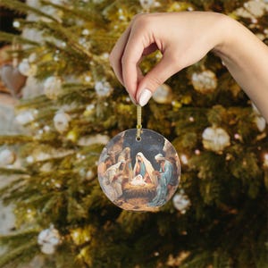 Adorno de cristal con escena de la Natividad, regalo navideño católico, adorno para árbol de Navidad de la Sagrada Familia (Jesús, María y José). imagen 3