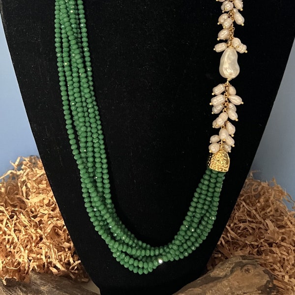 Collier avec cristaux, perles et clous. Collier sautoir multibrins vert émeraude, sans fermoir. Cadeau italien pour femme élégante.