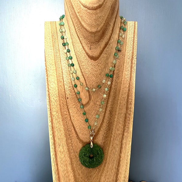 Chaîne chapelet Sérénité en chrysoprase et quartz avec pendentif rond en jade vert. Cadeau pour ceux qui aiment les propriétés apaisantes de la verdure.