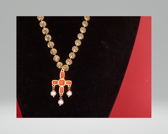 Collier Ave Maria doré avec pendentif croix en émail rouge et 3 perles d'eau douce. Chaîne très légère à maillons en spirale. Cadeau pour elle.