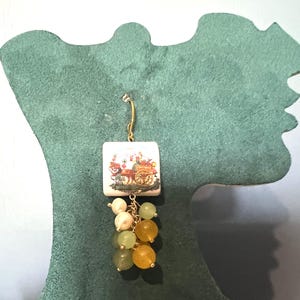 Sizilianische Karren-Keramik-Ohrringe. Süßwasserperlen, gelber Calcit und grüner Aventurin. Anhänger aus Naturstein. Geschenk für Frau.