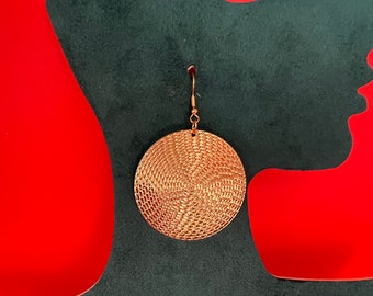 Gold metal disc earrings. Very light pendant earrings Sole mio. Hypoallergenic steel earring. Valentine&#39;s Day gift for her.
