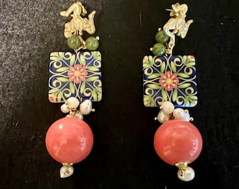 Trinacria earrings. Sicilian tiles with floral motif and Trinacria hook. Maxi pink pearl pendant in ceramic. Sicilian gift.