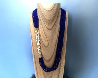 Collana cristalli, perle scaramazze e borchie. Multifilo colore Blue Velvet, collana lunga, senza chiusura. Regalo per la donna elegante.