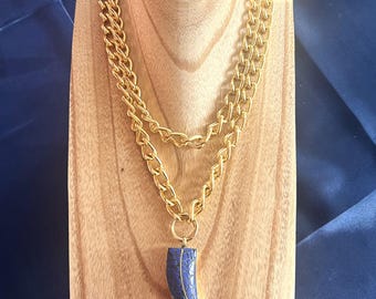 Long golden chain and Neapolitan horn in crackled enameled blue stone and gold. Spring ring hook. Unisex and sporty necklace.