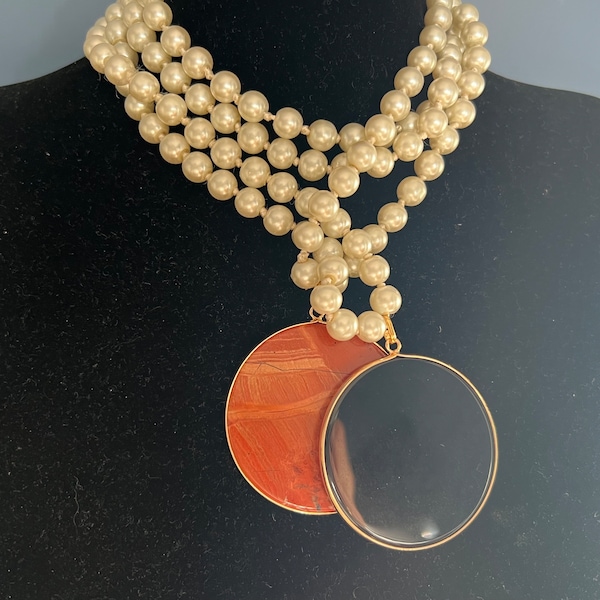 Très long collier en perles blanches de Majorque et deux larges pendentifs ronds en agate rouge et noire. Cadeau pour petite amie, cadeau pour femme.