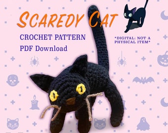 Puede incluir: Un patrón de crochet para un gato negro con ojos amarillos. El patrón se llama "Scaredy Cat" y está disponible para descargar en PDF. La imagen también incluye el texto "*DIGITAL: NOT A PHYSICAL ITEM*" y una pequeña bandera estadounidense con el texto "US CROCHET".