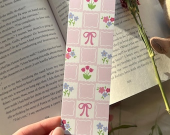 Bokmärke med tulpaner och rosetter – Sött bokmärke med rosa blommor och rosett, kokettmönster och rutmönster för bokälskare, dagböcker och kontorsmaterial