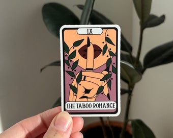 O adesivo romance tabu, adesivo de cartão de tarô leitor, adesivo tropo tabu, adesivo kindle, adesivo bookish, tropos de leitura, amantes de livros