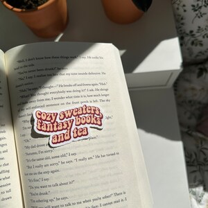 Gemütliche Pullover, Fantasy Bücher und Tee Aufkleber, Bookish Sticker, Reader Sticker, Cute Kindle Sticker, Read More Books Sticker, Bookish Sticker Bild 4