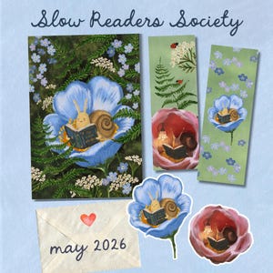 Könnte beinhalten: Ein Schreibwaren-Set mit dem Text Slow Readers Society und may 2026. Es enthält einen rechteckigen Druck, zwei Lesezeichen und zwei gestanzte Aufkleber, die alle mit Illustrationen von Schnecken beim Lesen in Blumen verziert sind.
