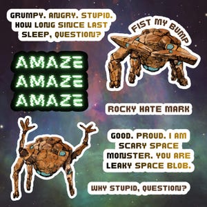 Puede incluir: Un conjunto de pegatinas con temática espacial. Las pegatinas presentan criaturas alienígenas de dibujos animados y frases como "Fist My Bump" y "Rocky Hate Mark". El fondo es una colorida representación del espacio.