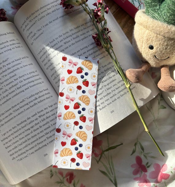 Coquette Picnic Bookmark – Cute Strawberry, Croissant & Bow Pattern, Pastel Book Lover Gift, Kawaii Food Bookmark, Spring Reading Accessory
