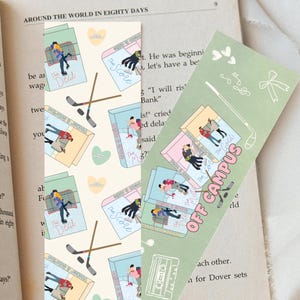 Op de afbeelding: Twee decoratieve bladwijzers met illustraties over boeken en hockey. Eén bladwijzer heeft de tekst "The Deal" en hockeysticks. De andere bladwijzer heeft de tekst "Off Campus" en een golfclub. Beide liggen op een boek.