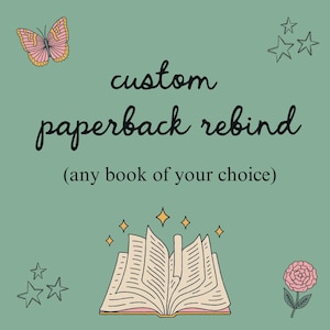 Może przedstawiać: Zielono-niebieskie tło z napisem "custom paperback rebinding" czcionką w skrypcie. Obraz zawiera motyla, gwiazdy, kwiat i ilustrację otwartej książki. Tekst poniżej brzmi "(any book of your choice)".