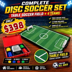 Pode incluir: Um conjunto completo de futebol de discos com um campo de futebol de mesa retangular verde com marcações brancas e duas balizas brancas. Uma mala de transporte vermelha contém dezasseis discos coloridos amarelos, azuis, vermelhos e verdes.