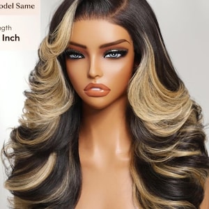 Peut inclure: Perruque marron foncé avec des mèches blondes, coiffée de grandes boucles volumineuses. La perruque est sur une tête de mannequin. Le texte sur le côté indique "Model Same" et " Inch".