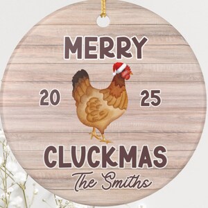 Personalisierte frohe Cluckmas Huhn Verzierung 2025 Bauernhaus Weihnachtsverzierung, lustiges Huhn-Liebhaber-Geschenk, Huhn-Mamma-Urlaubs-Dekoration