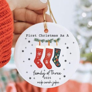 Dreiköpfige Weihnachtsverzierung, dreiköpfige Familie, Familienverzierung, personalisierte erste Weihnachtsverzierung des Babys, erste Weihnachtsverzierung