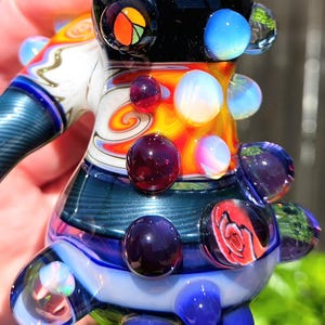 Handgjord sidovagnspipa | UV-reaktivt glas, stor opal | "Fuck Cancer", ros- och Rasta-fredstecken Millis | Neptuniumglas