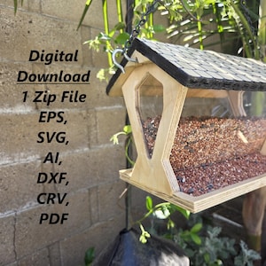 Könnte beinhalten: Vogelfutterhaus aus Holz mit schwarzem Schindeldach und transparenten Kunststoffseiten, gefüllt mit Vogelfutter. Das Futterhaus hängt an einer Kette. Der Text lautet "Digital Download 1 Zip File EPS, SVG, AI, DXF, CRV, PDF."