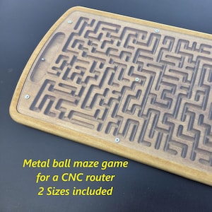 Può includere: Un gioco di labirinto rettangolare in legno con una copertura in acrilico trasparente fissata con viti metalliche. La tavola presenta un complesso percorso intagliato per una pallina di metallo. Il testo recita: Metal ball maze game for a CNC router 2 Sizes included.