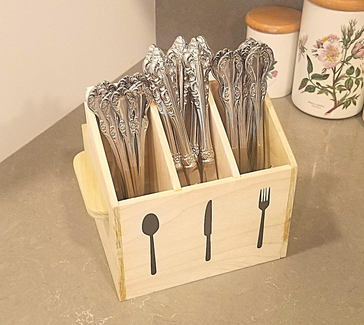 Utensil Caddy, holds spoons, forks, knives and napkins for out door parties and barbecues all in one convenient place.