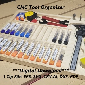 Könnte beinhalten: Ein CNC-Werkzeugorganisator aus Holz mit Schlitzen zur Aufbewahrung verschiedener Werkzeuge, darunter kleine Röhrchen mit Fräsern, ein Schraubenschlüssel, Ohrstöpsel, ein Maßband, eine Schieblehre und einige größere Fräser. Der Organisator ist aus hellem Holz gefertigt und hat eine natürliche Oberfläche. Der Text "CNC Tool Organizer" und "***Digital Download*** 1 Zip File: EPS, SVG, CRV,AI, DXF, PDF" ist auf dem Organisator aufgedruckt.