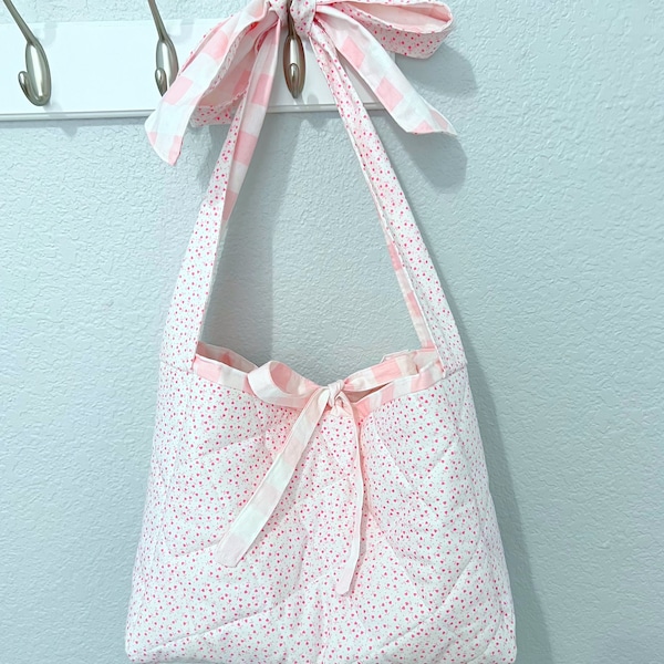 Sac fourre-tout matelassé coeur rose avec doublure en vichy rose, poche, bandoulière réglable, noeud papillon