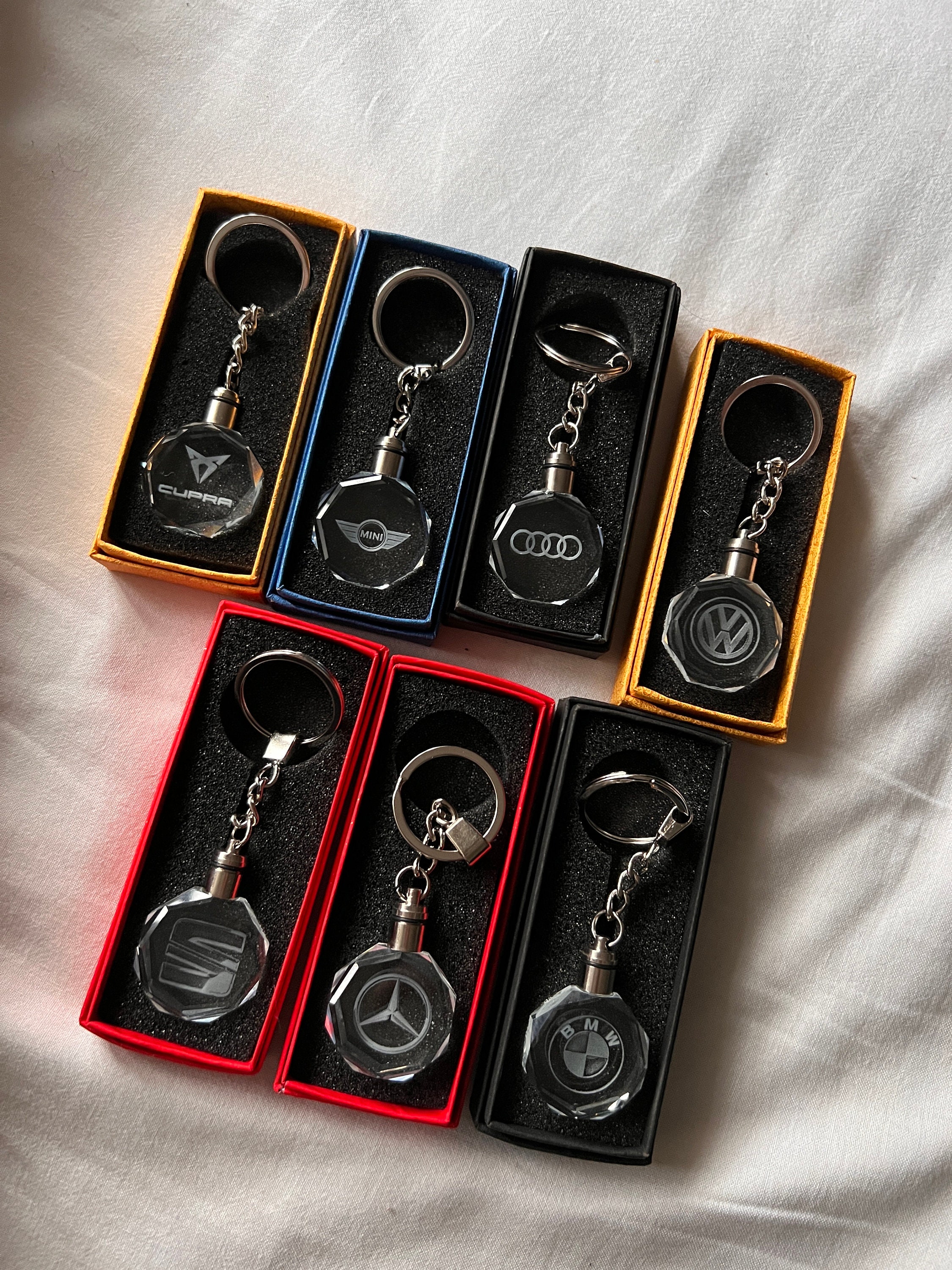 Nostalgic-Art Retro Schlüsselanhänger, Ø 4 cm, Audi – Logo – Geschenk-Idee  für Audi-Zubehör Fans, aus Metall, Vintage Design : : Auto &  Motorrad