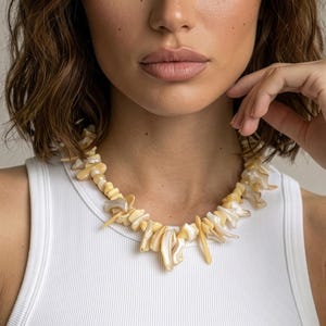 Collier coquillage beige minimaliste, perles résine effet nacre, collier été élégant, shell necklace acrylic beads, chic beach jewelry
