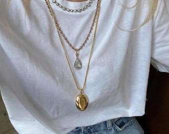 Collar largo de acero inoxidable dorado con colgante, hipoalergénico y resistente al agua. Joyería minimalista para un estilo chic y cotidiano.