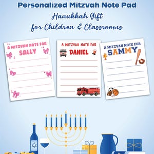 Op de afbeelding: Drie gepersonaliseerde Mitzvah-notitieblokken met namen en illustraties. De blokken zijn wit met roze accenten en lijnen om op te schrijven. De afbeelding bevat ook Chanoeka-symbolen zoals een menora en een fles wijn.