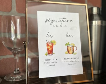 Può includere: Un cartello con cornice dorata con il testo "signature drinks" e due ricette di bevande. La prima ricetta si chiama "John Daly" e include vodka, tè freddo e limonata. La seconda ricetta si chiama "Moscow Mule" e include vodka, birra allo zenzero e succo di lime.